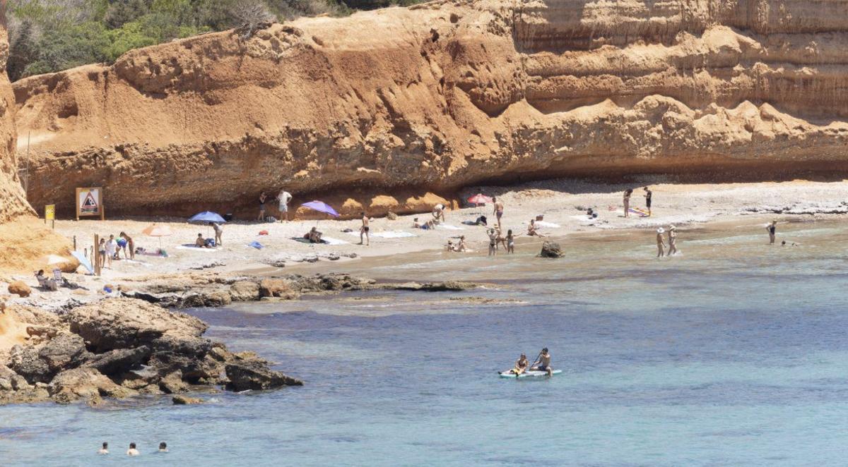 Bañistas en la arena y en el agua pese a la clausura de la playa.|  | VICENT MARÍ