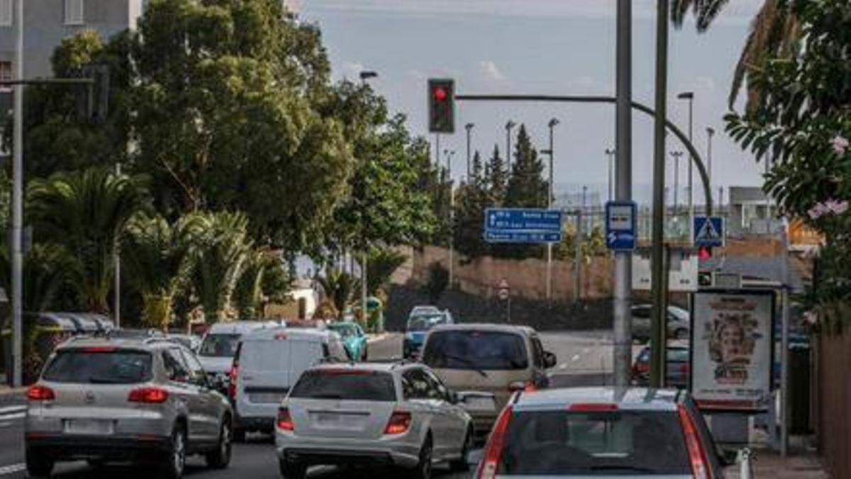 Semaforo con dispositivo de vigilancia en Santa Cruz de Tenerife.