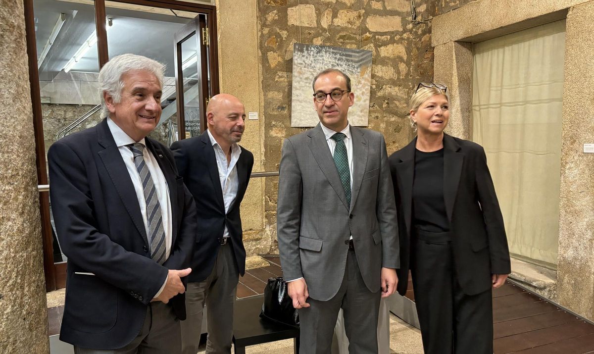 El alcalde de Cáceres, el decano del COADE y Jutta Krasner, policy officer de la Comisión Europea, en el Palacio de Camarena.