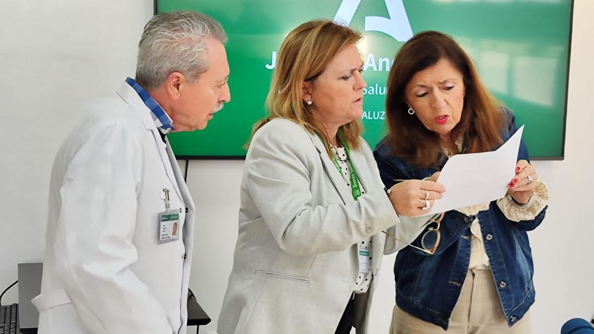 Manuel Domínguez, Ana Leal y María Jesús Botella, en la presentación del balance.