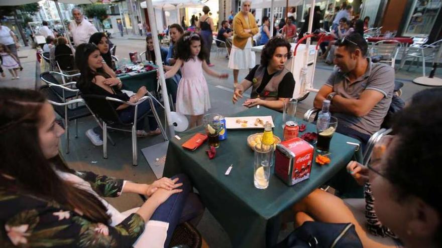 Público en una terraza en la Noite Branca del comercio de Lalín del año pasado. // Bernabé/Gutier