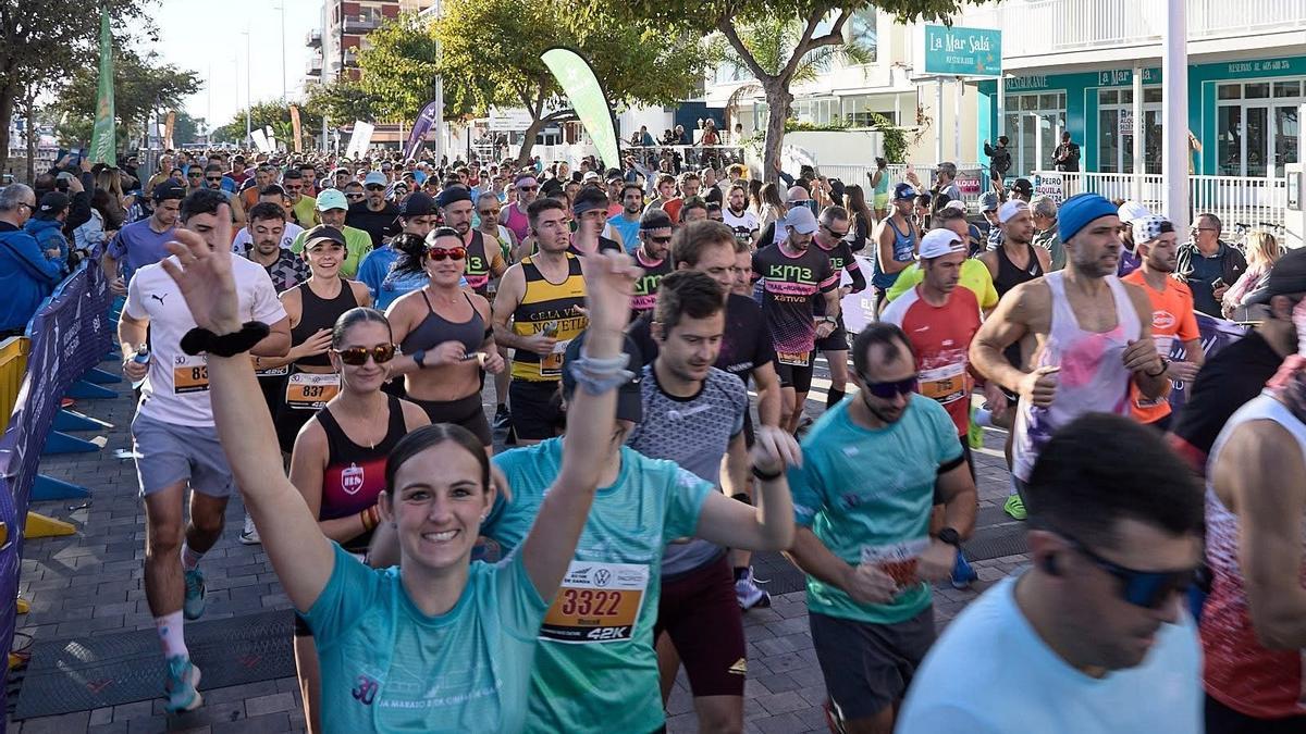 Los corredores y las corredoras disfrutan de las carreras