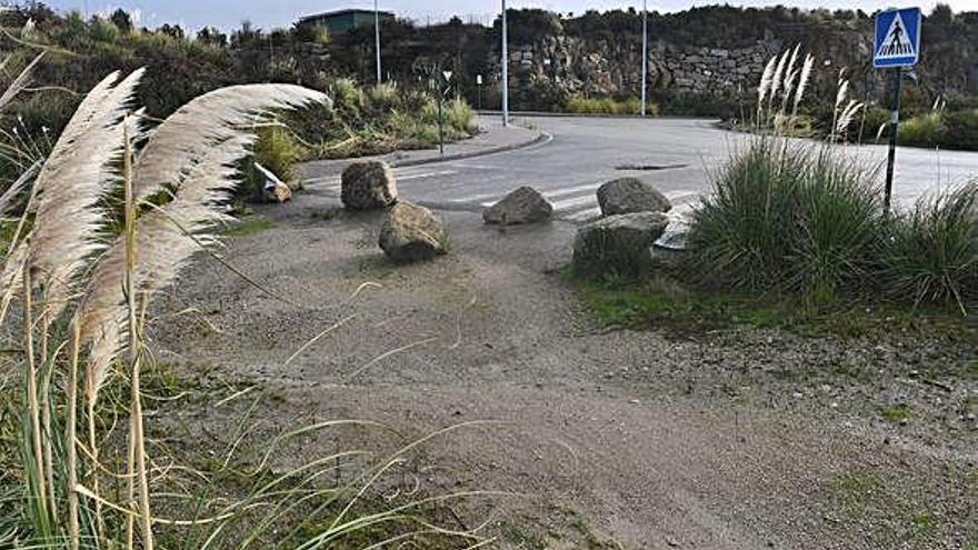 Acceso al polígono de Vío desde Arteixo, que permanece cortado desde hace años.