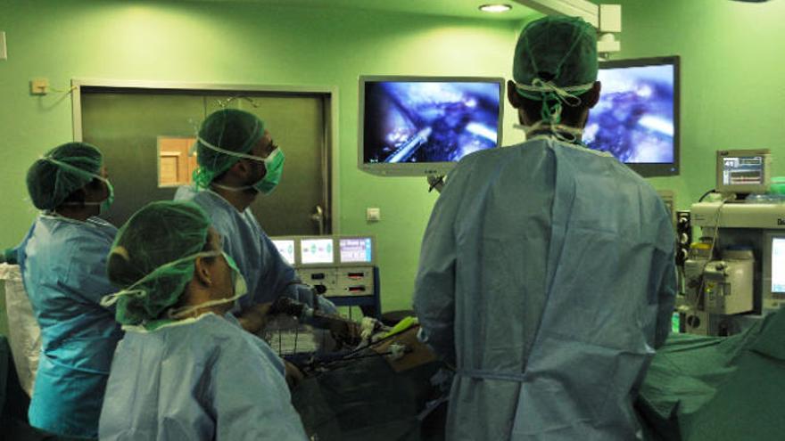 Momento del procedimiento quirúrgico realizado en el Hospital Dr. Negrín.