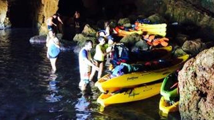 Kayaks «atracados» en el interior de la Cova Tallada.