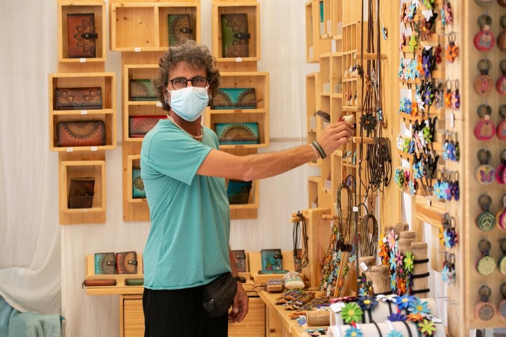 El popular mercadillo hippy de Sant Carles reabre sus puertas adaptado a todas las medidas sanitarias por el coronavirus