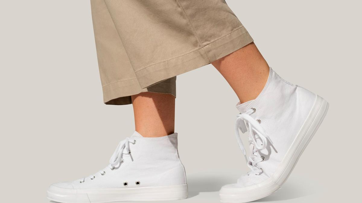 Las zapatillas blancas lucen mucho más, pero se ensucian con facilidad.