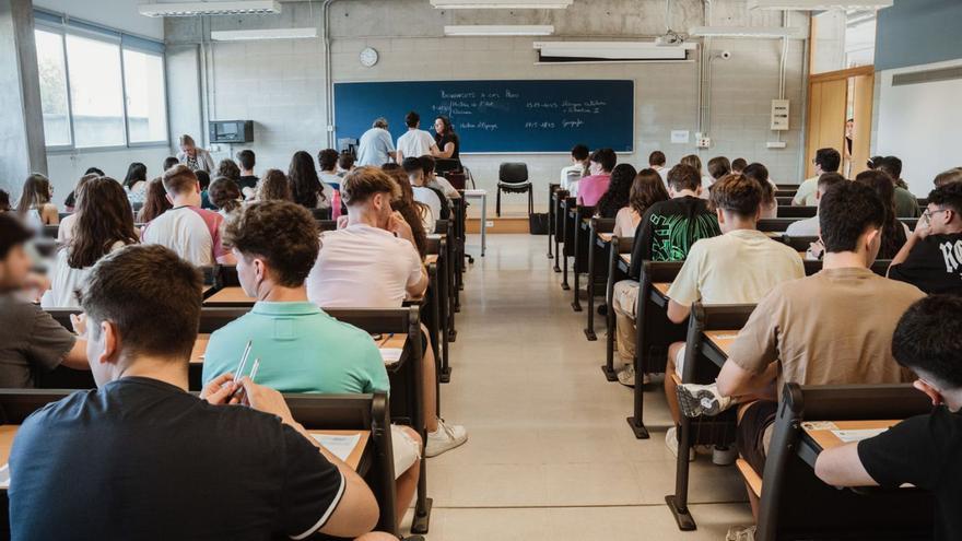 Un grupo de jóvenes en una prueba de Selectividad el año pasado en la UIB.