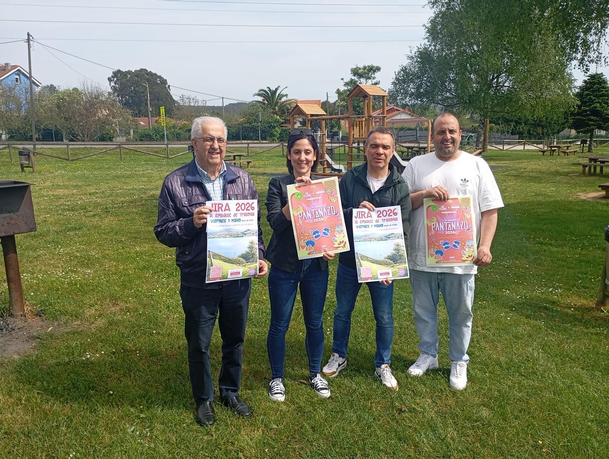 Por la izquierda, Rafael Alonso, Patricia Suárez, Iván Fernández y Sergio Fernández, durante la presentación de la jira al pantano en el área recreativa de Overo.