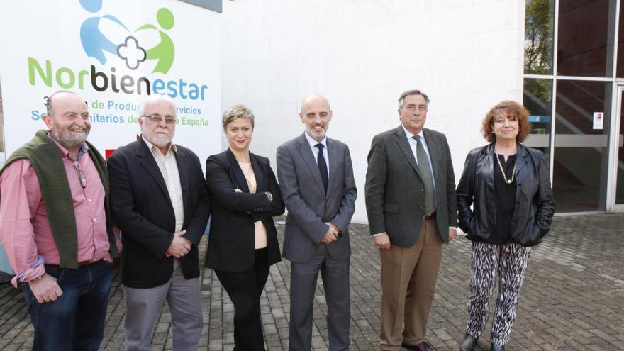 Por la izquierda, Óscar Fresno Riva, Eduardo Portela, Ana Serrano Montesinos y Antonio Corripio, de Adesspa, con el director de la Feria de Muestras, Álvaro Muñiz y Beatriz Barrientos, de Adesspa, ayer en la Feria.