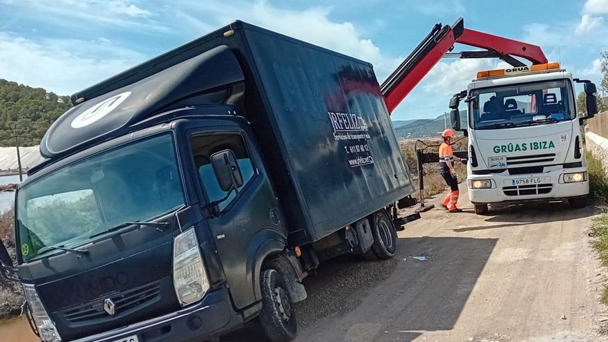 Un camión, a punto de volcar en un canal en ses Salines | DI