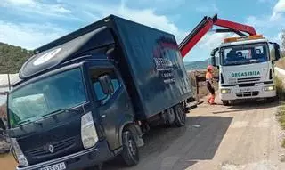 Un camión, a punto de volcar en un canal en ses Salines