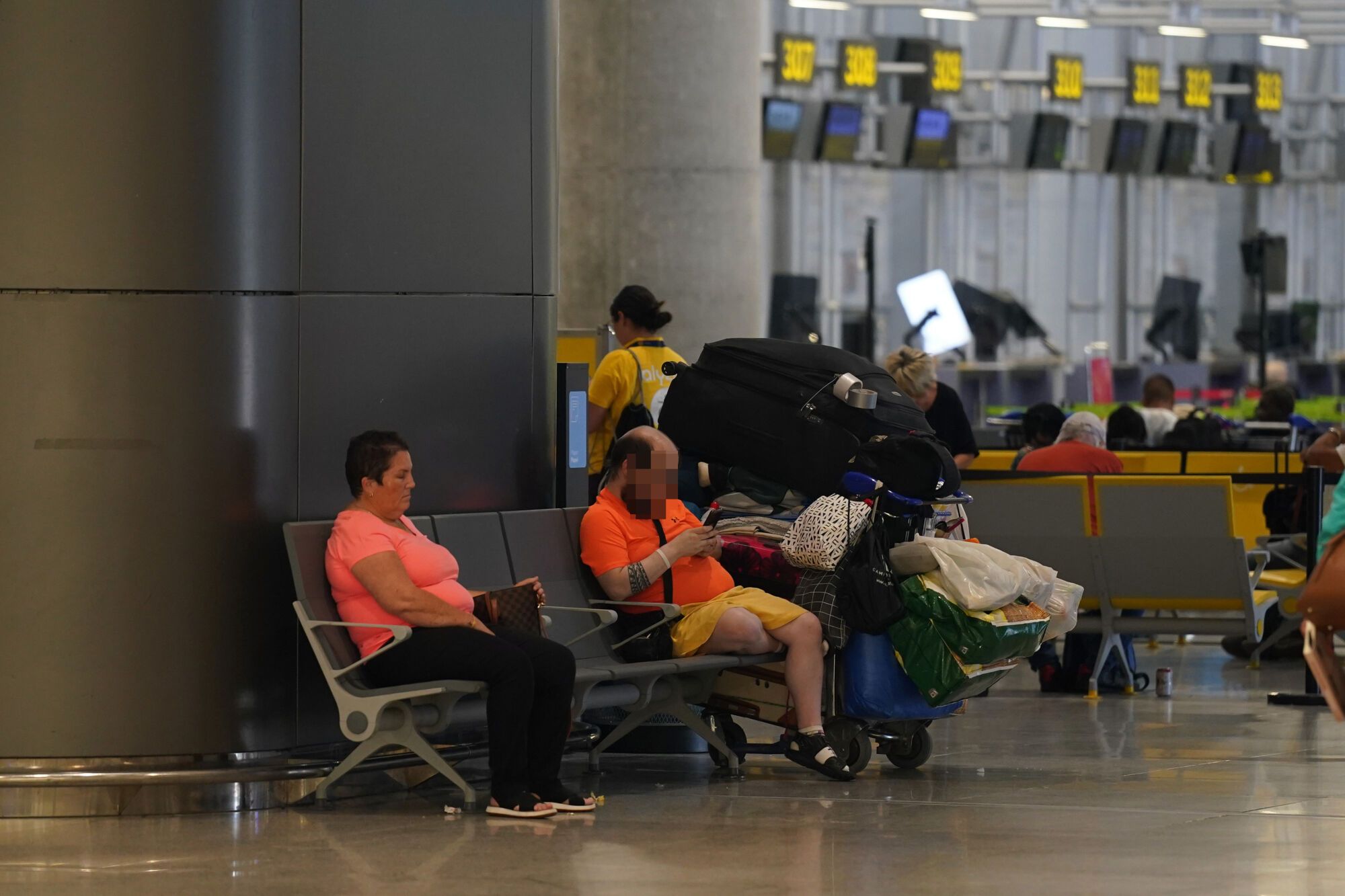 Sin techo viven en el aeropuerto de Málaga