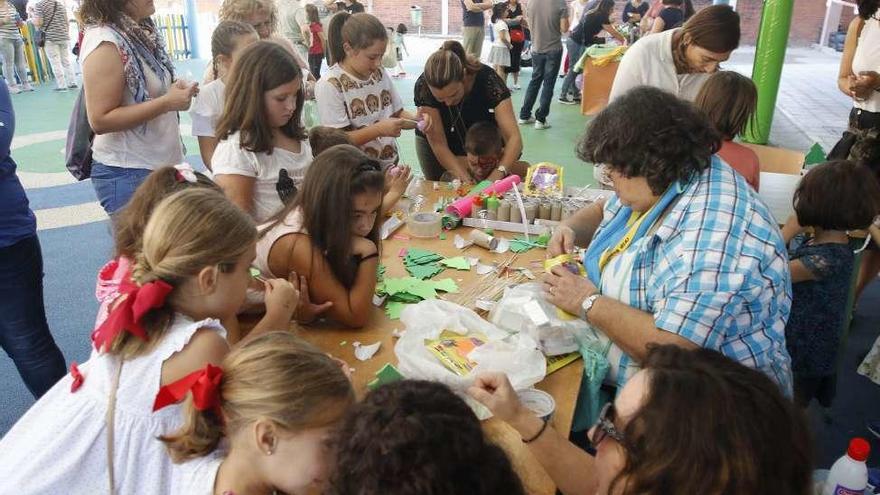 Los talleres de manualidades se llenaron de jóvenes aprendices. // Alba Villar