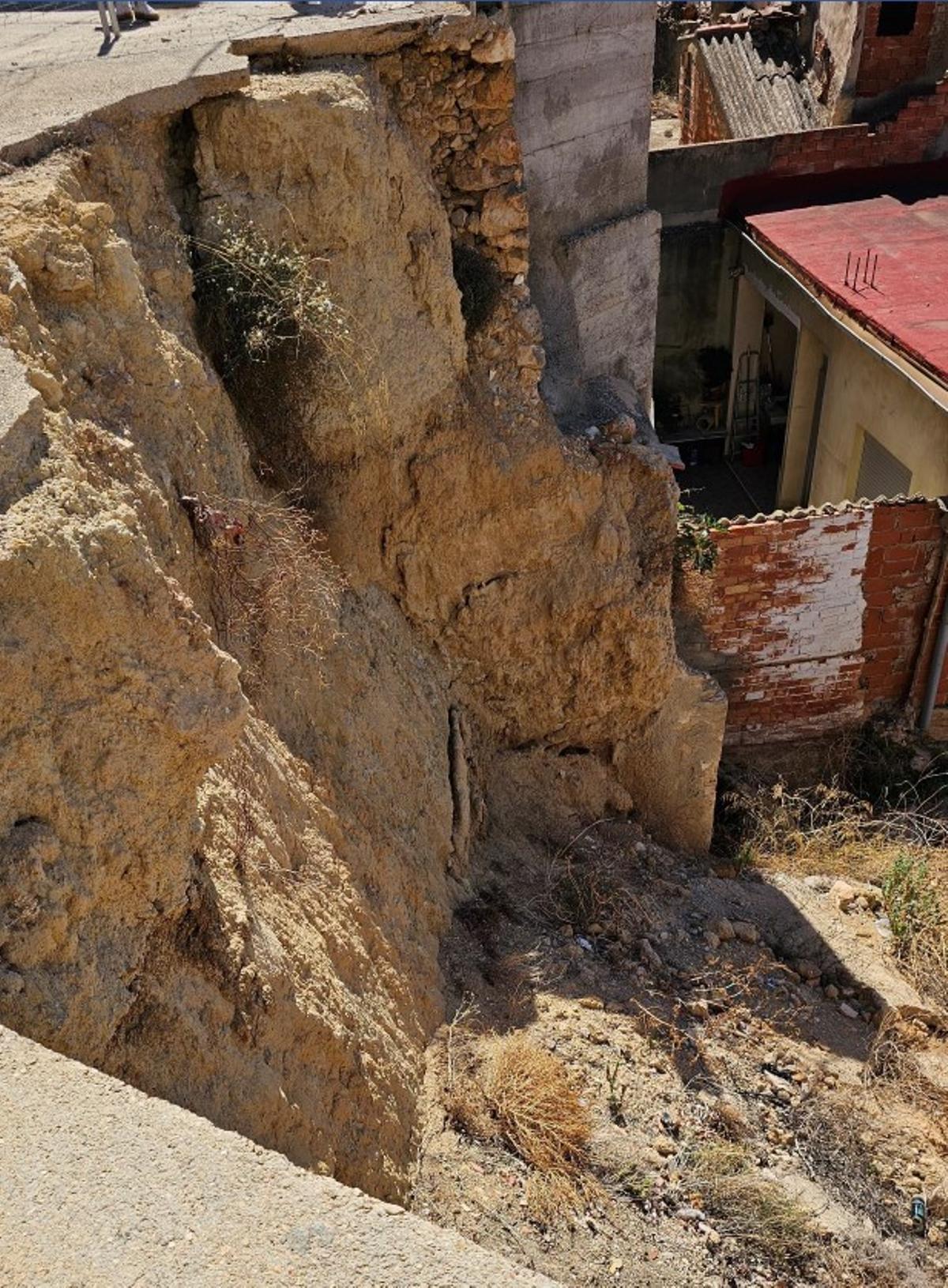 Imagen del talud colapsado entre dos calles de Navarrés.