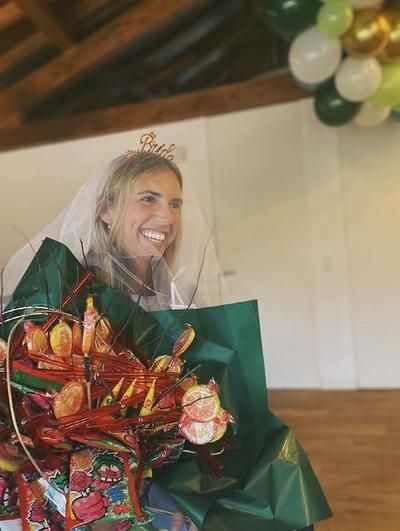 El goloso ramo que le regalaron las amigas de Lucía en su despedida de soltera.