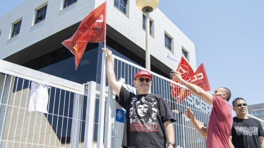 Delegados sindicales del azulejo, ayer ante la sede de Ascer.