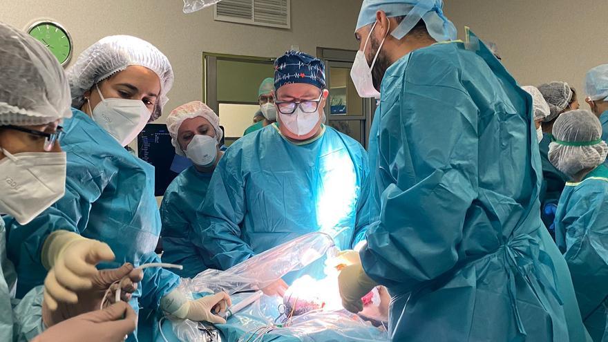 Más de 50 profesionales del Materno Infantil participan en una operación intraútero a un feto de 36 semanas