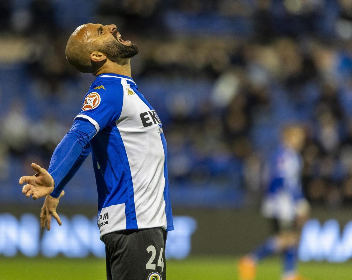 Javi Jiménez se lamenta durante un partido del Hércules esta temporada.