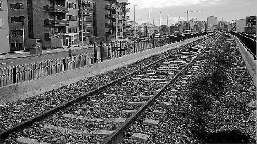 La vía ferroviaria al norte del puerto de Castelló a su paso por el Grau.