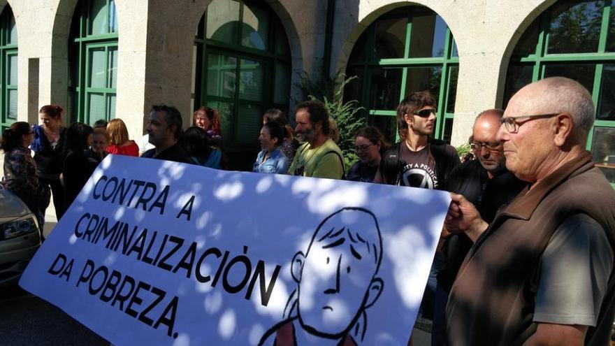 Los manifestantes, ayer, ante el Concello de Nigrán.