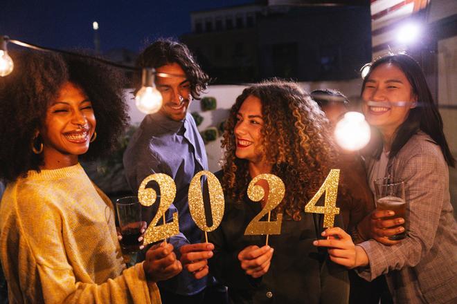 Grupo de amigos celebrando el Año Nuevo 2024