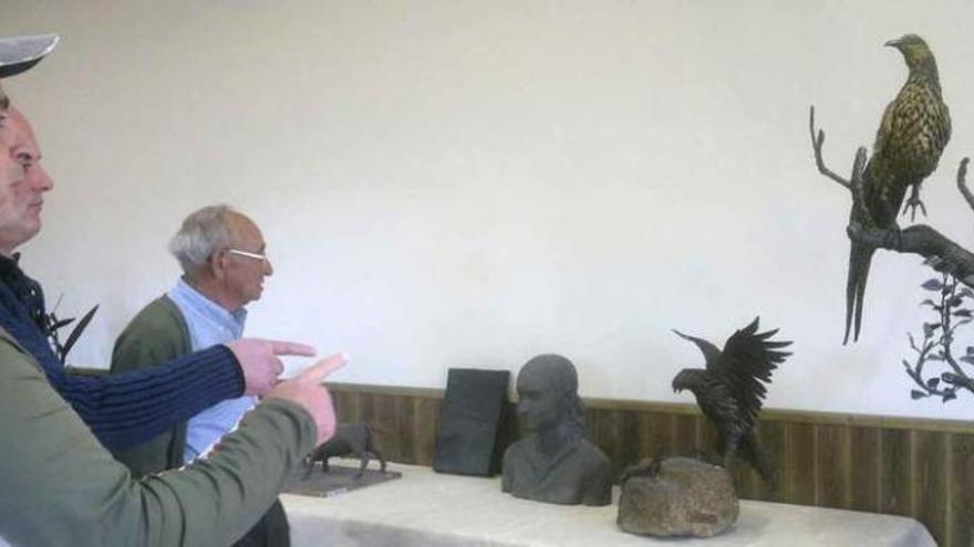 Visitantes en la exposición de Villarrín de Campos contemplan una escultura de Belarmino Bodego.