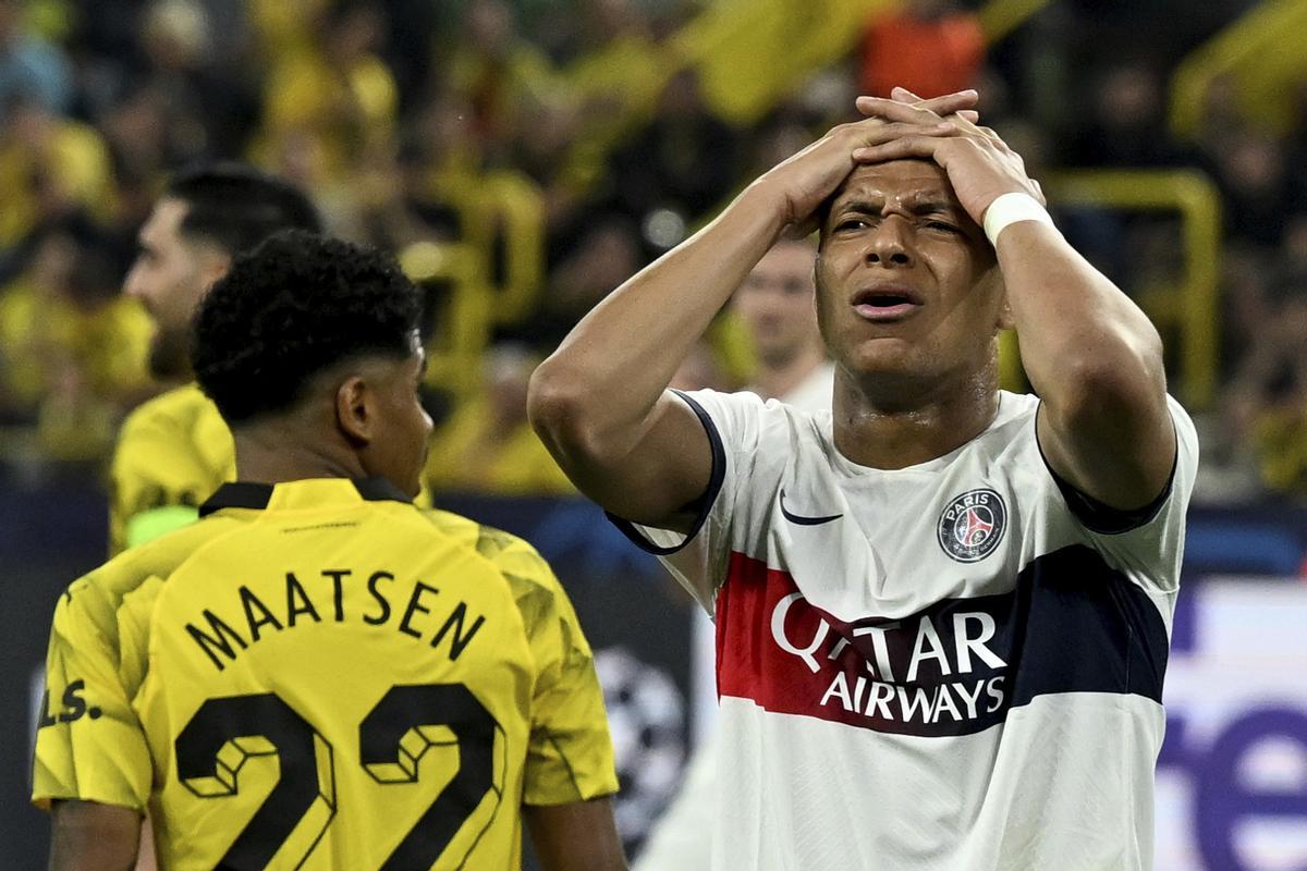 Kylian Mbappé, jugador del PSG, se lamenta de una ocasión fallada ante el Dortmund.