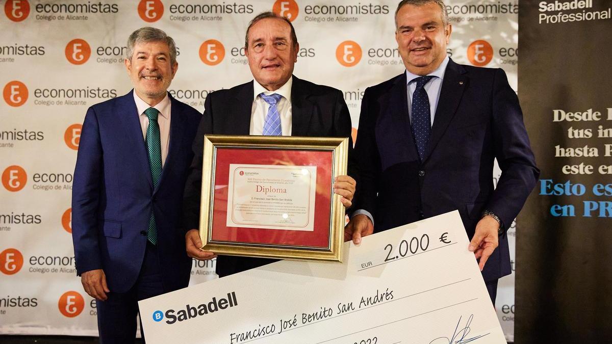 Francisco José Benito posa junto al cheque flanqueado por Francisco Menargues y el representante del Banco de Sabadell