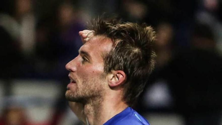 Michu, ayer, celebrando el gol en el Carlos Tartiere.