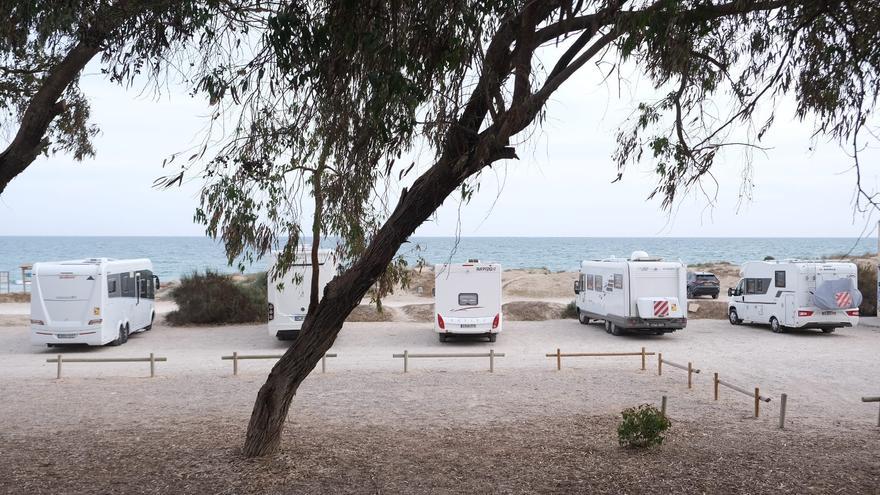 Rebelión vecinal en La Marina por la invasión de autocaravanas que pernoctan varios meses