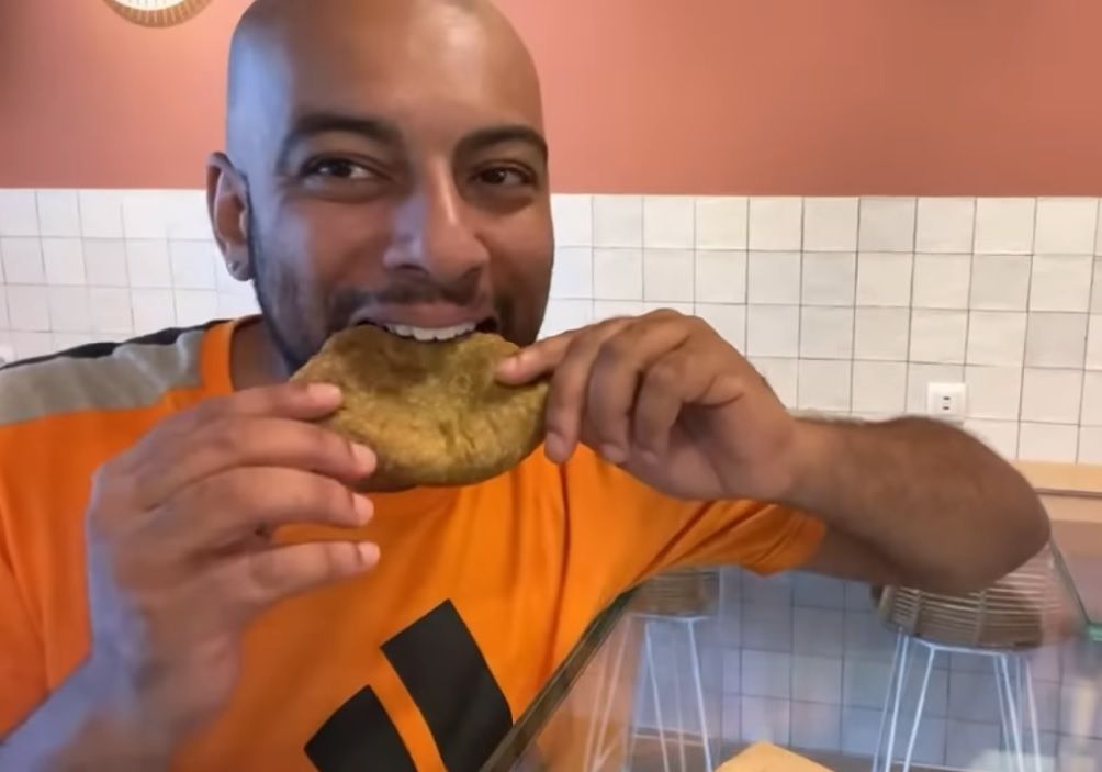 Borja Escalona con la empanadilla de la polémica