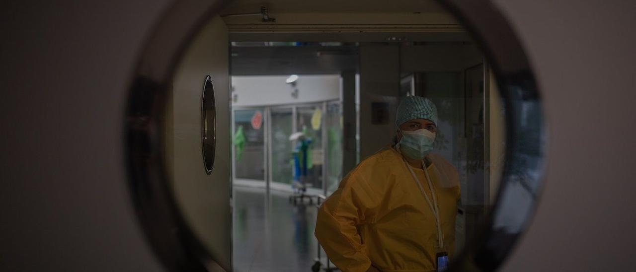 Un sanitario de la uci del Hospital del Mar.