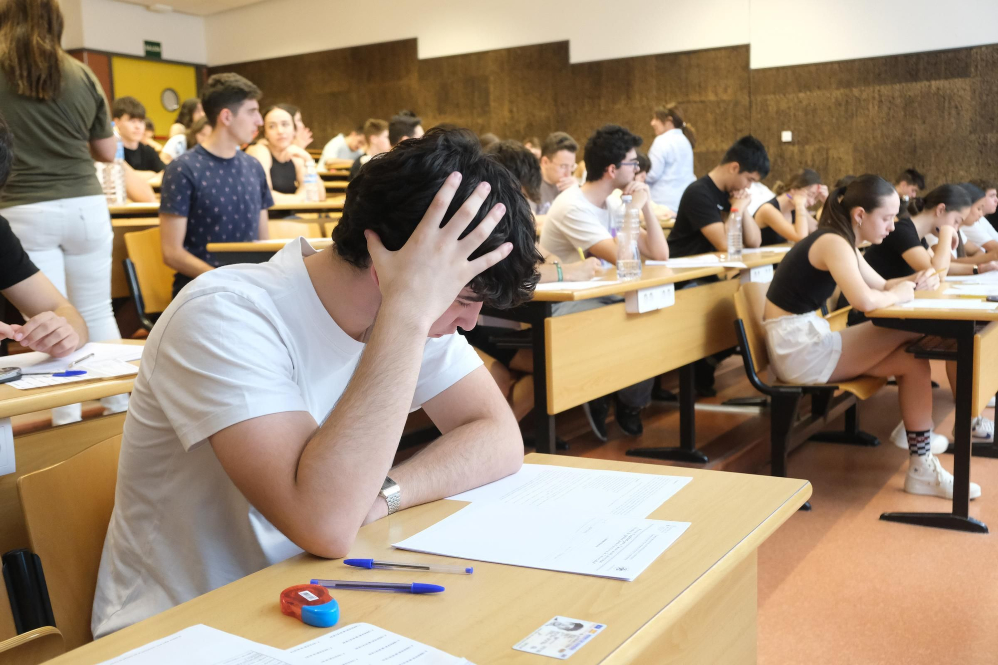 Muchos nervios en el primer día de exámenes de la PAU en Elche