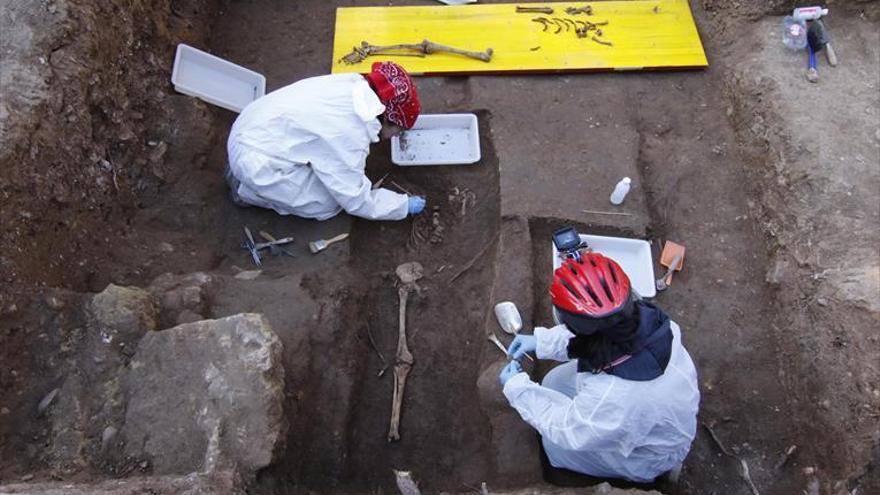 El equipo científico culmina la primera exhumación en La Salud de Córdoba