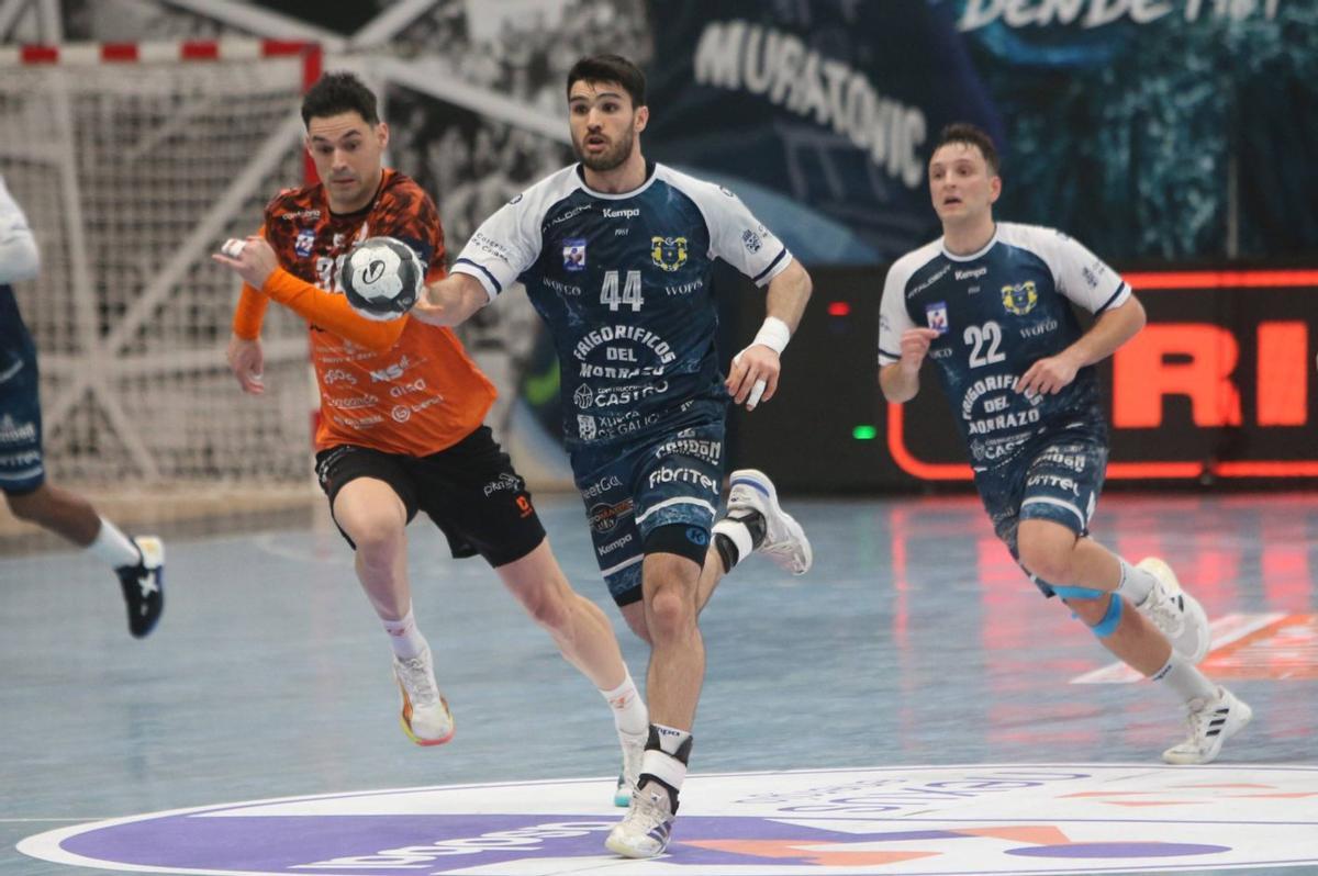 Santi López sube el balón en contraataque en el duelo Frigoríficos-Torrelavega.