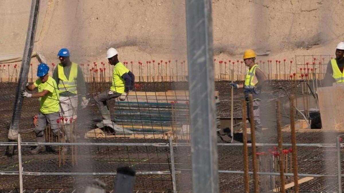 Imagen de archivo de un grupo de obreros trabajando en la construcción de una promocioón de vivienda pública en Huesca.