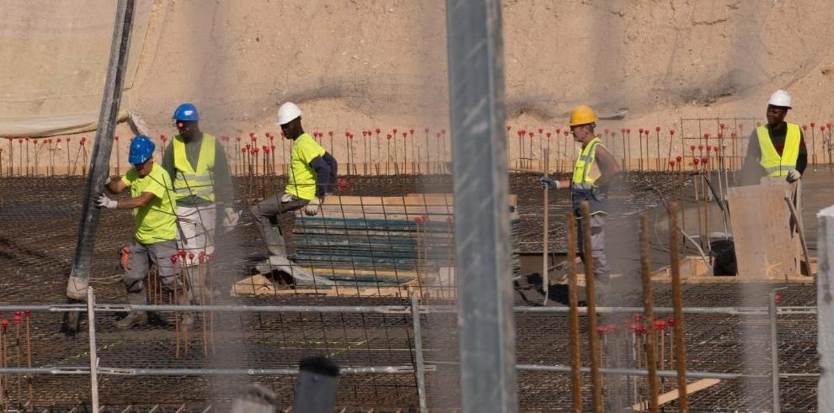 Imagen de archivo de un grupo de obreros trabajando en la construcción de una promocioón de vivienda pública en Huesca.
