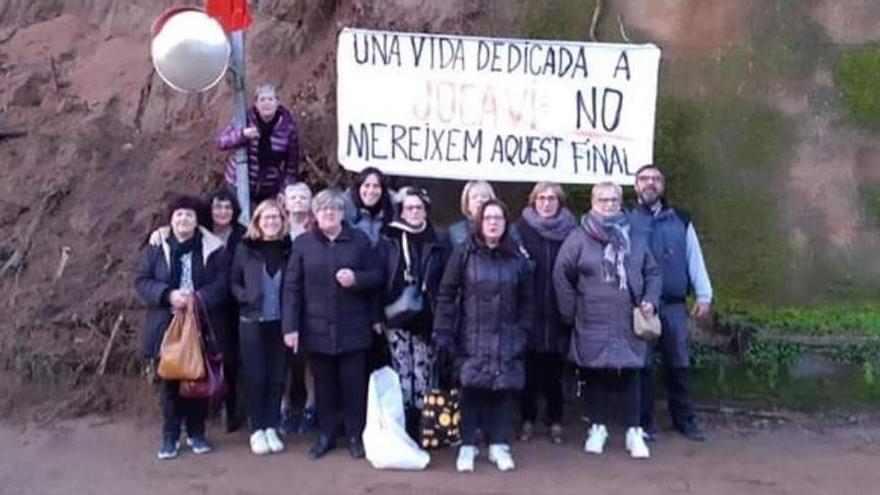 Un grup de treballadores va penjar una pancarta reivindicativa a l&#039;entrada del poble