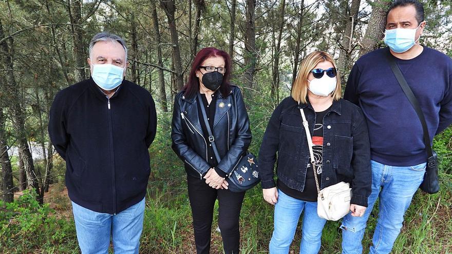 Familiares y allegados de Socorro Pérez, en el lugar en el que fue localizado el cadáver. // FERNANDO CASANOVA