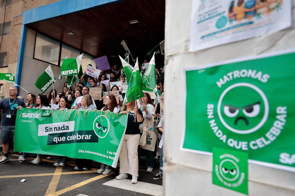 Concentración de matronas en el Hospital La Candelaria bajo el lema 'Nada que celebrar' Concentración de matronas en el Hospital La Candelaria bajo el lema 'Nada que celebrar'