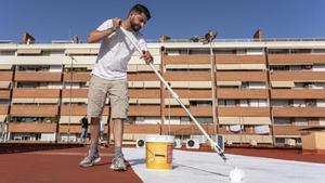 Un pintor aplica les diverses cobertures al sostre de l’Institut Escola Tres Fonts