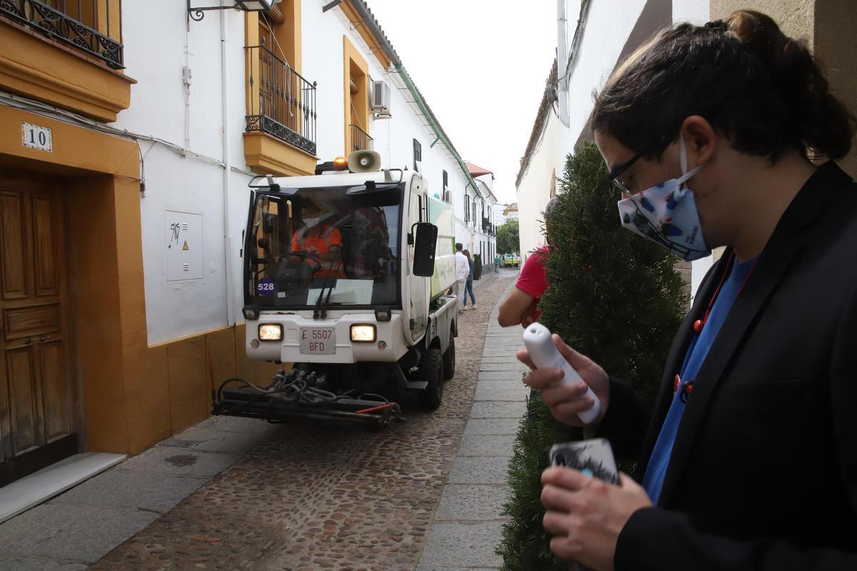 Sadeco realiza una desinfeccion de las calles durante el Festival de los Patios del 2021.
