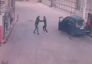 Un delincuente apuñala a uno de los policías que van a detenerlo en una gasolinera de Murcia