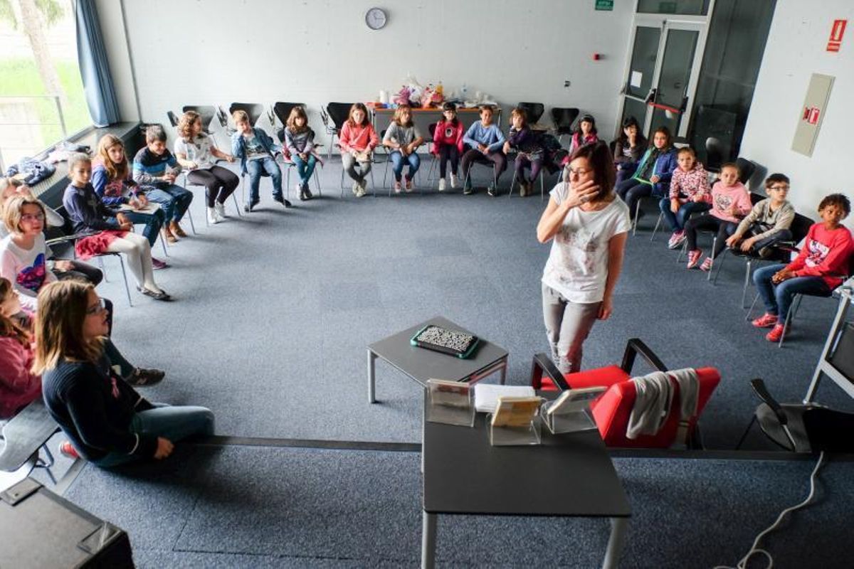 Un club de lectura para niños en la Biblioteca de Figueres.