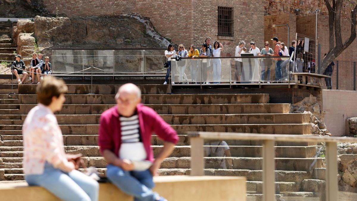 Turistas disfrutando del sol en el Centro de Málaga.