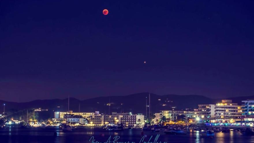 Así se vio el eclipse lunar en Ibiza