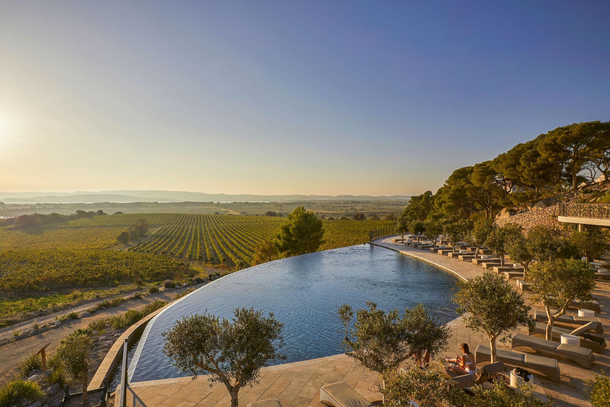 Piscina infinita sobre un mar de viñedos en el Languedoc-Rosillón, sur de Francia.
