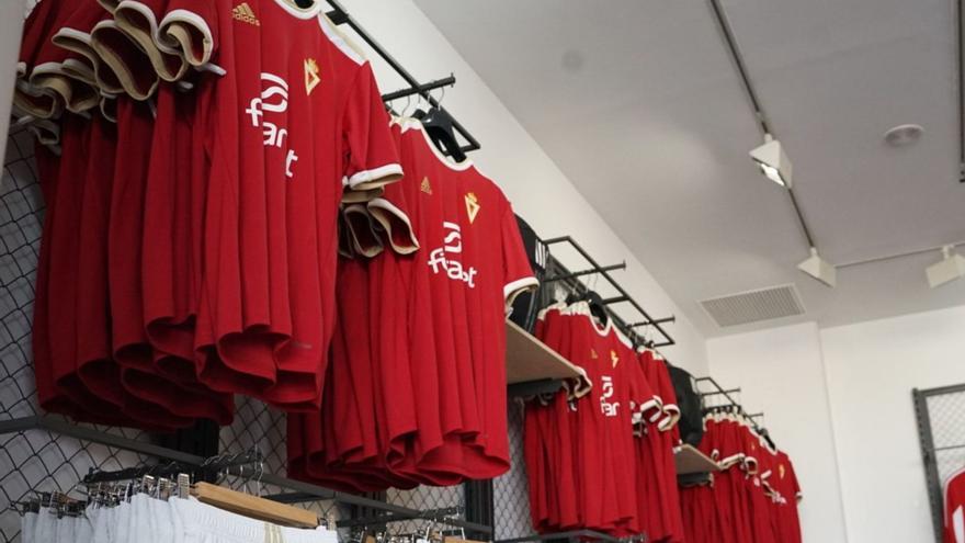 Camisetas del Real Murcia expuestas en una de las tiendas del club. | TWITTER REAL MURCIA