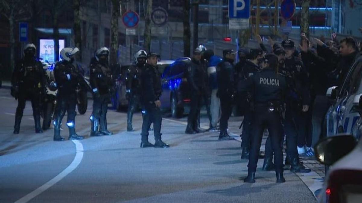 La Policía tuvo que intervenir para salvaguardar a los futbolistas